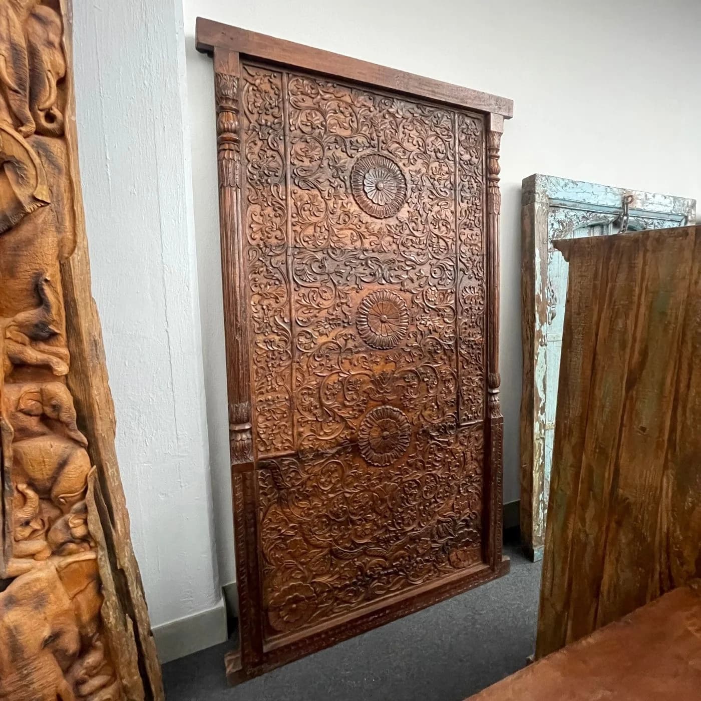 Holzpanel mit floraler Reliefkunst