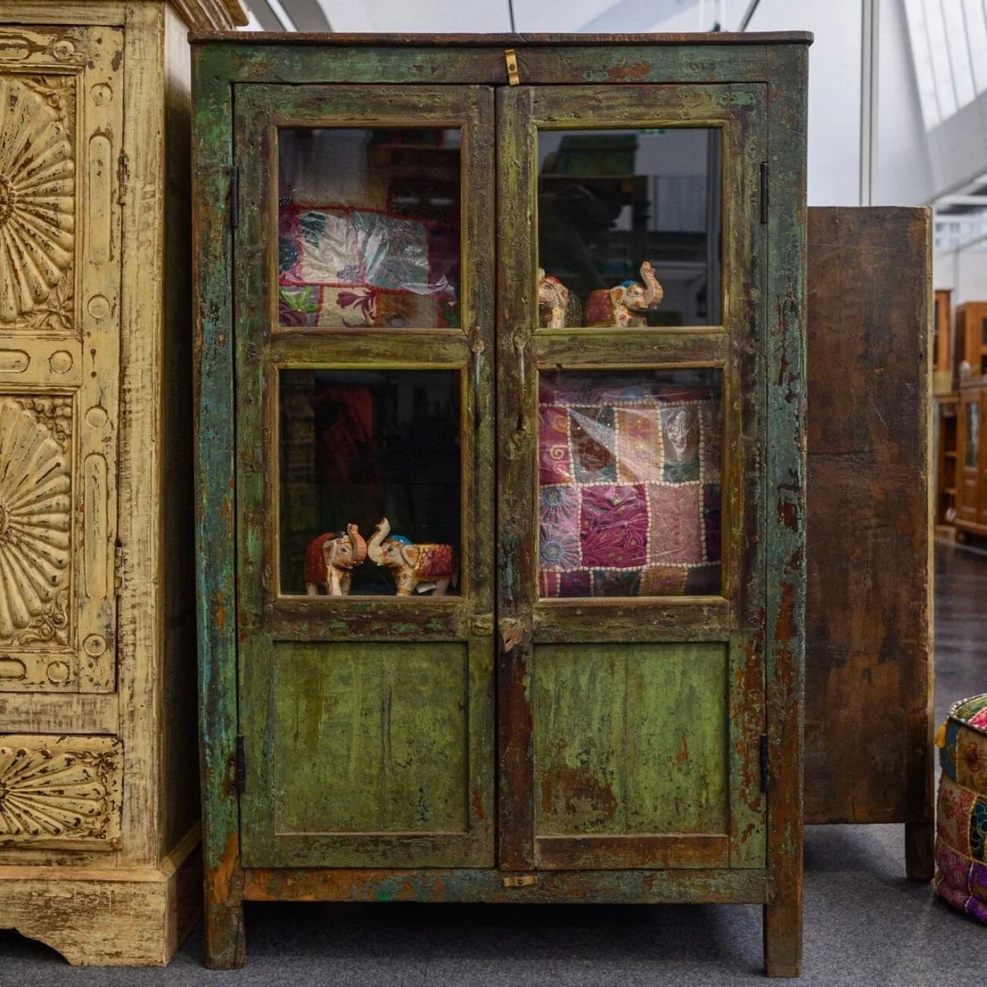 Vitrine grün Holz