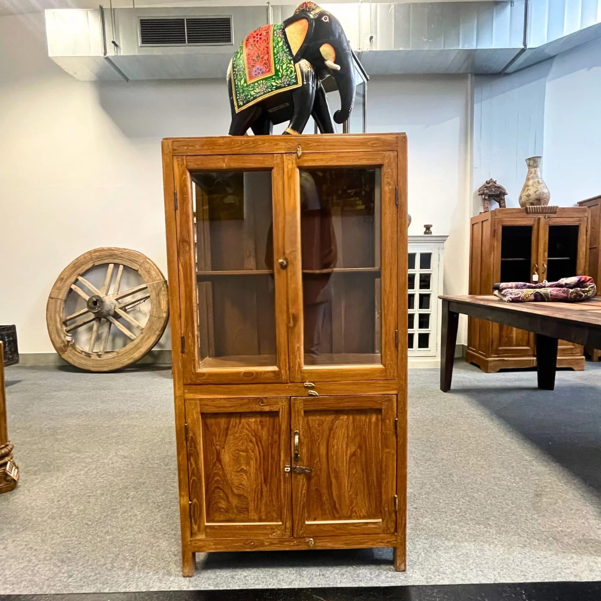 Vitrinenschrank