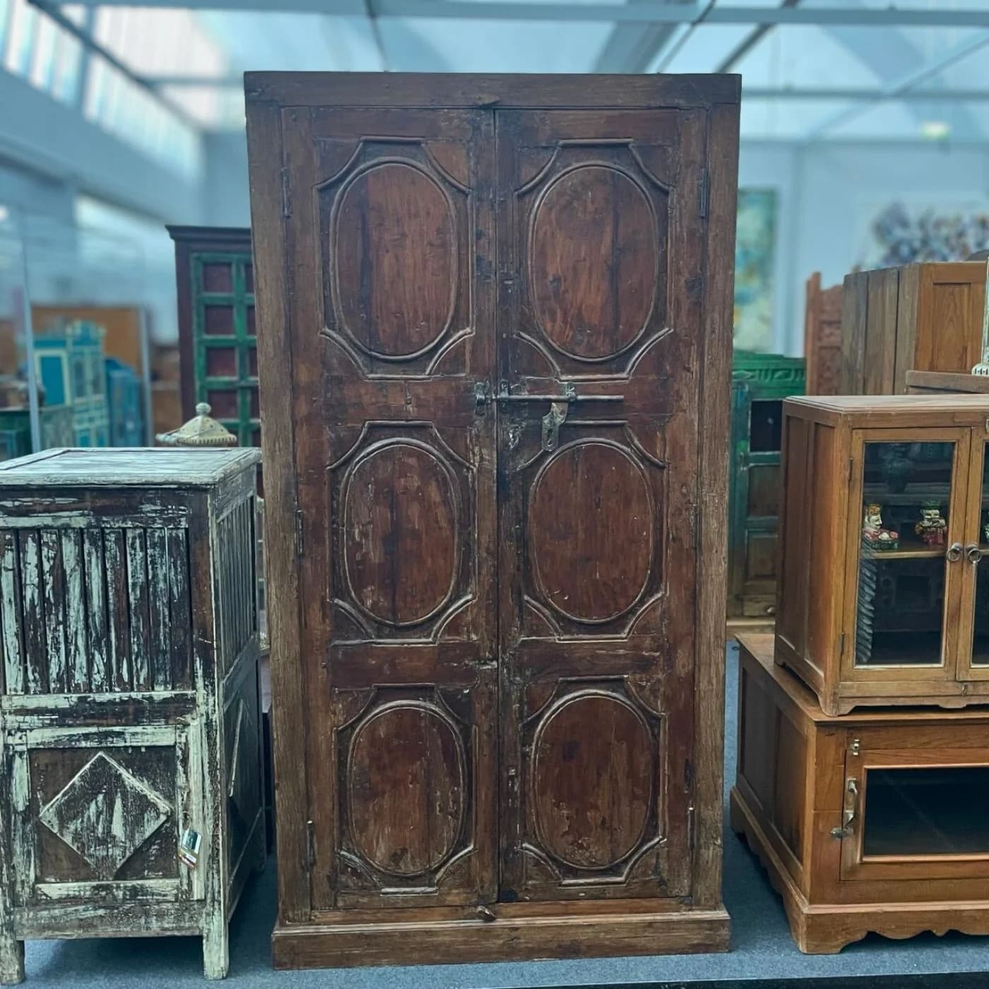 Massivholzschrank mit Eisenbeschläge