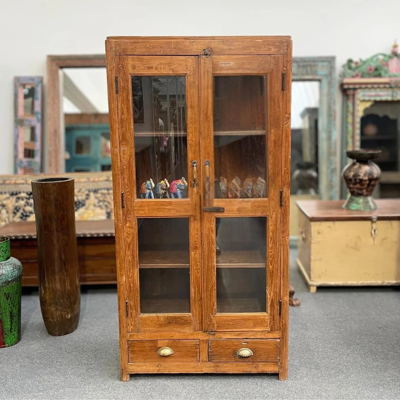 Vitrine mit Schubladen