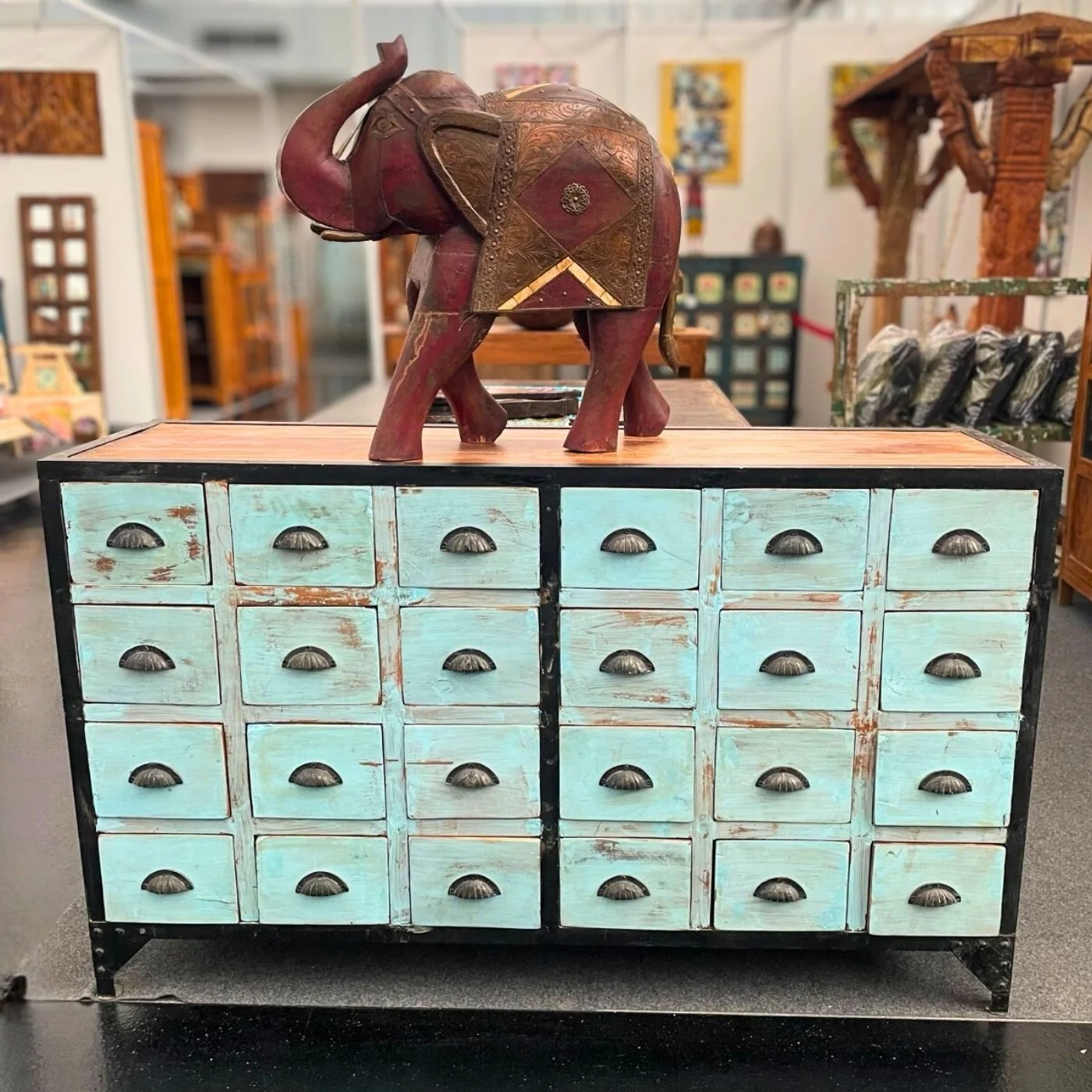 Apothekerschrank in Industrie Stil