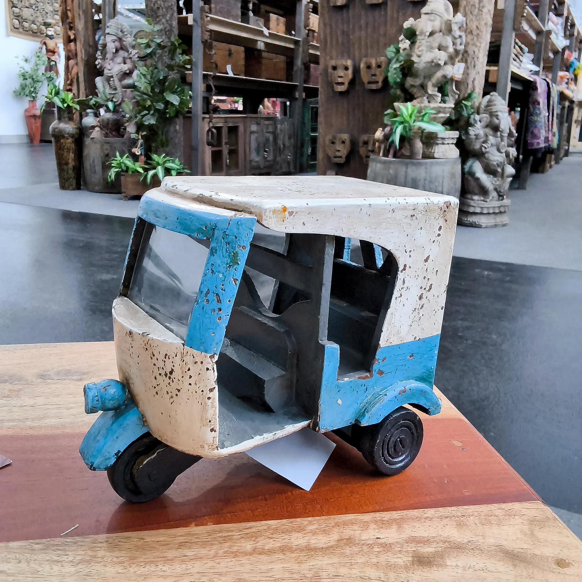 Dekoratives Vintage Dreirad aus Holz