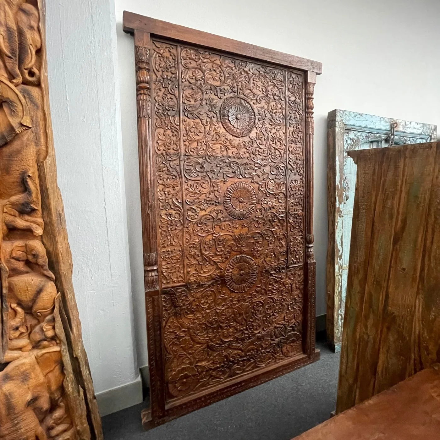 Holzpanel mit floraler Reliefkunst