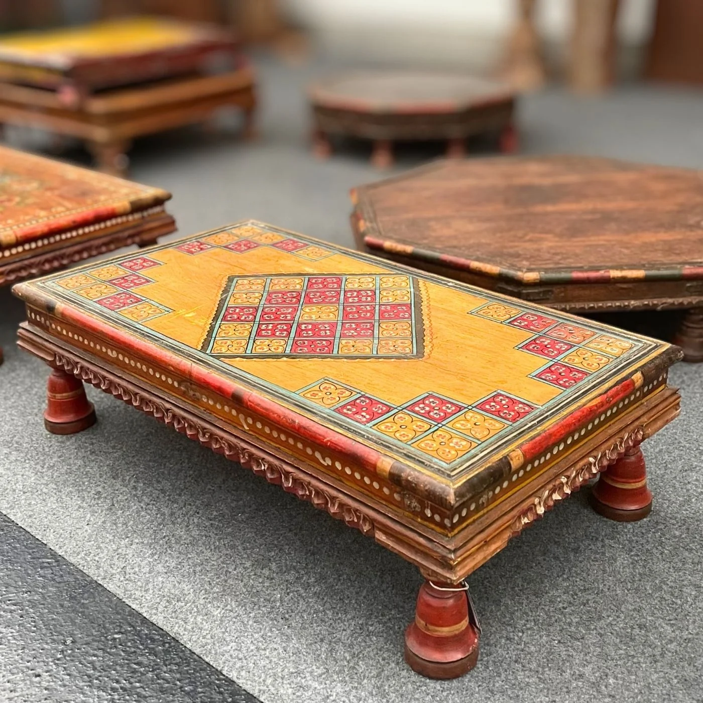 Handbemalter Bodentisch mit geometrischem Spielfeld-Motiv