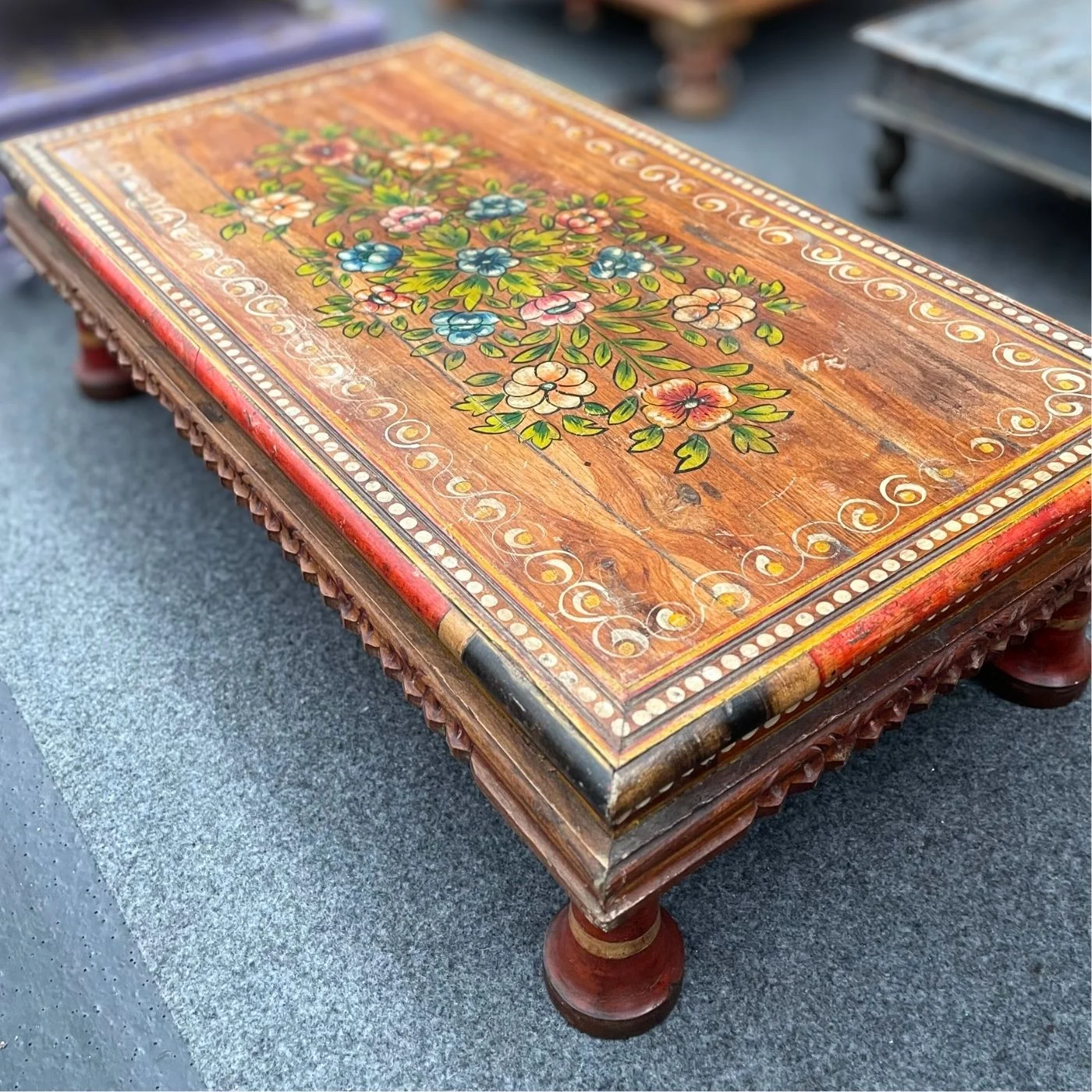 Verzierter Bodentisch mit bemalter Tischplatte