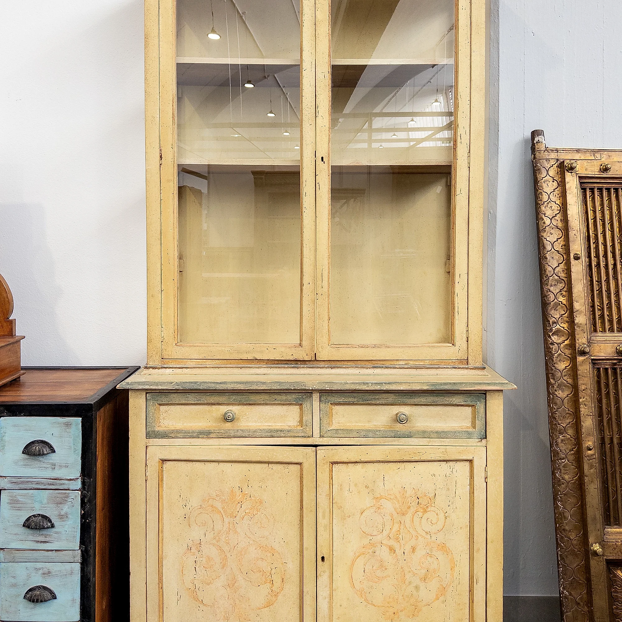 Holzvitrine Gelb