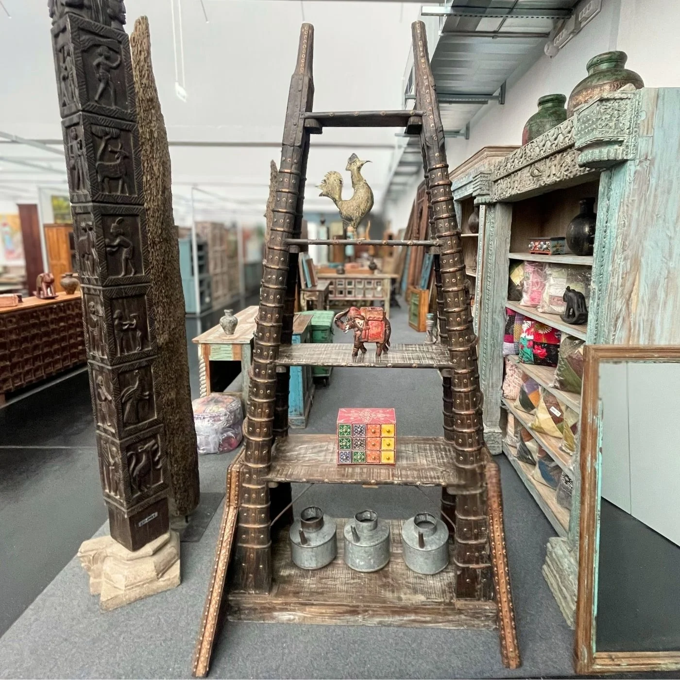 Regal mit Metallbeschläge