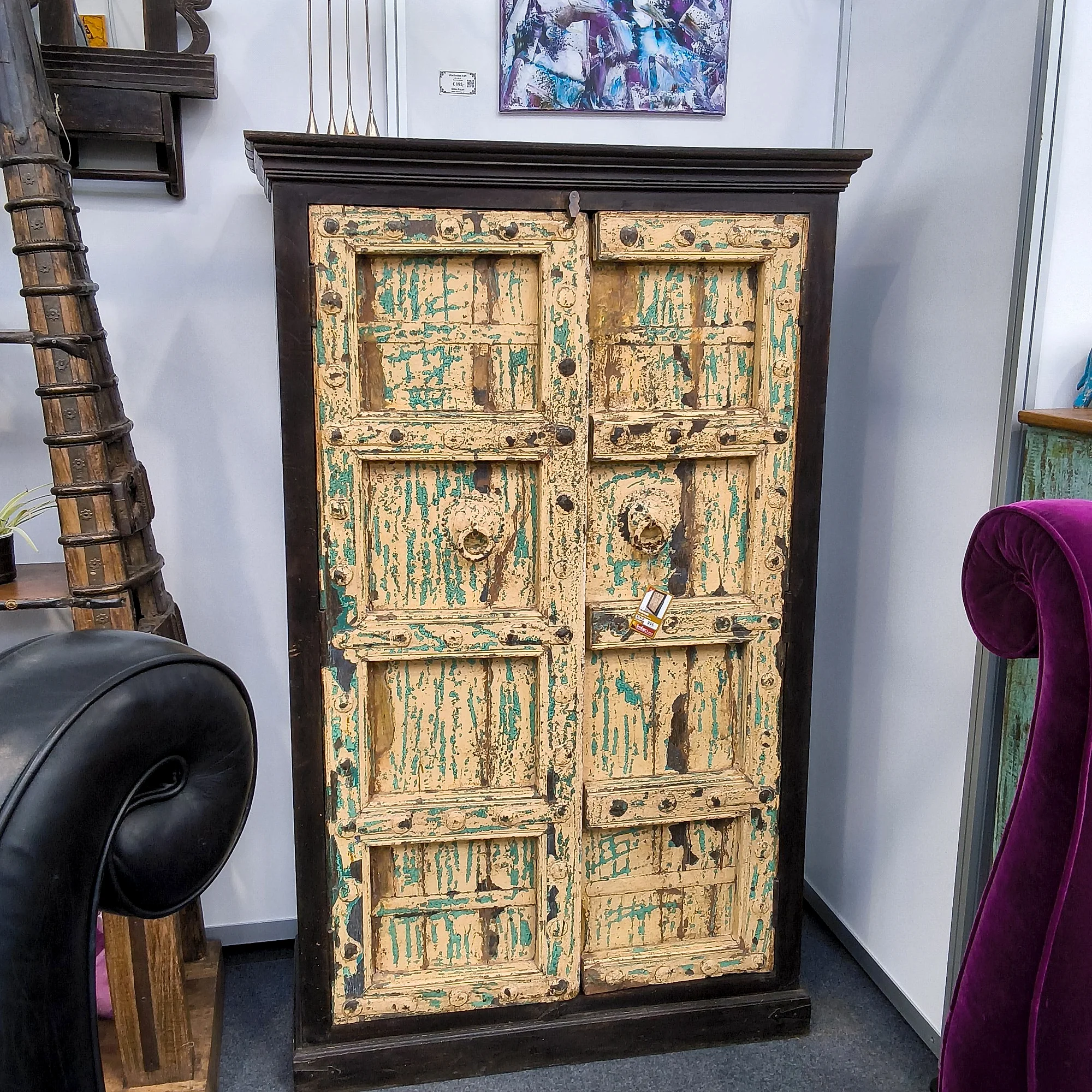 Gelber Schrank