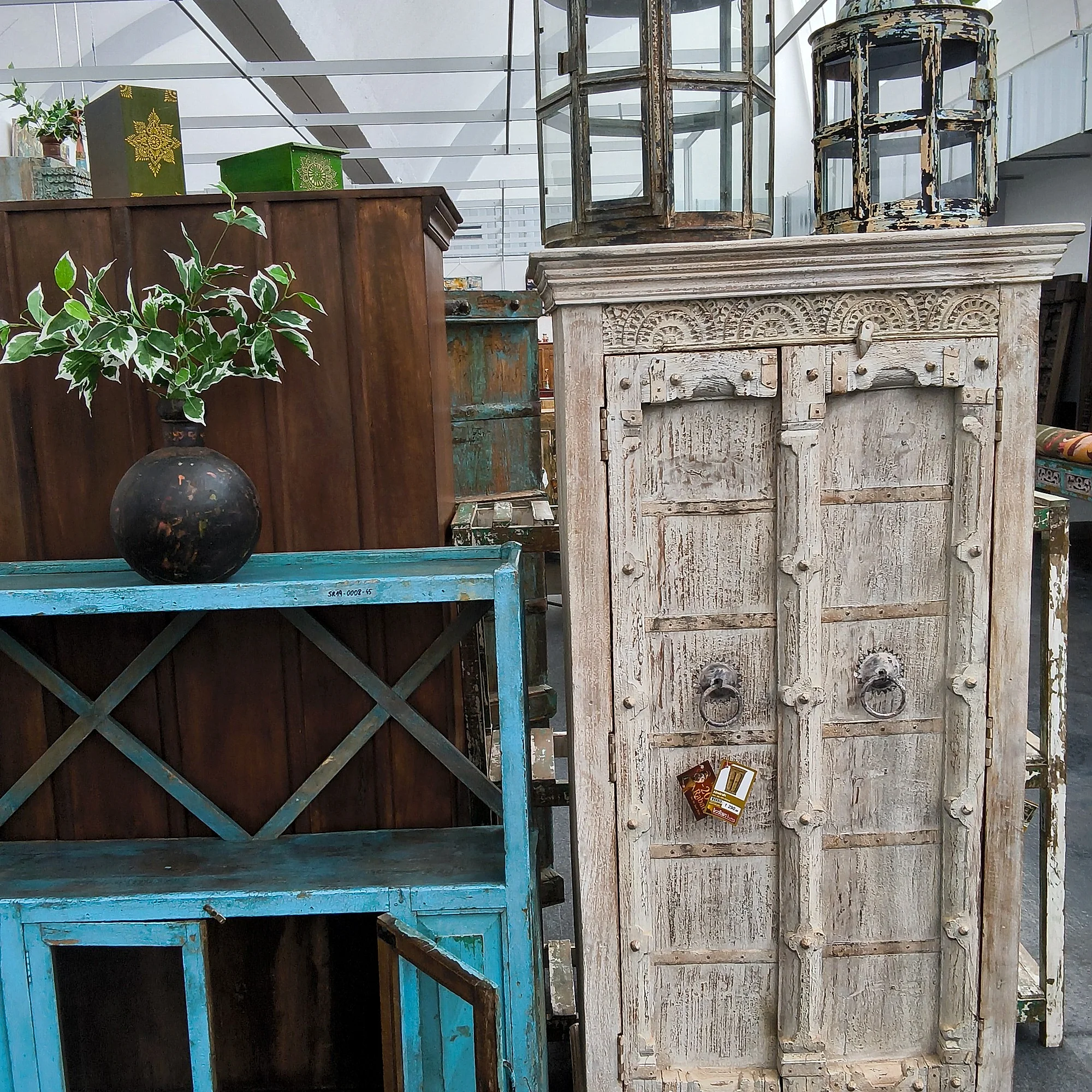 Schmaler Hochschrank mit massiven Holztüren
