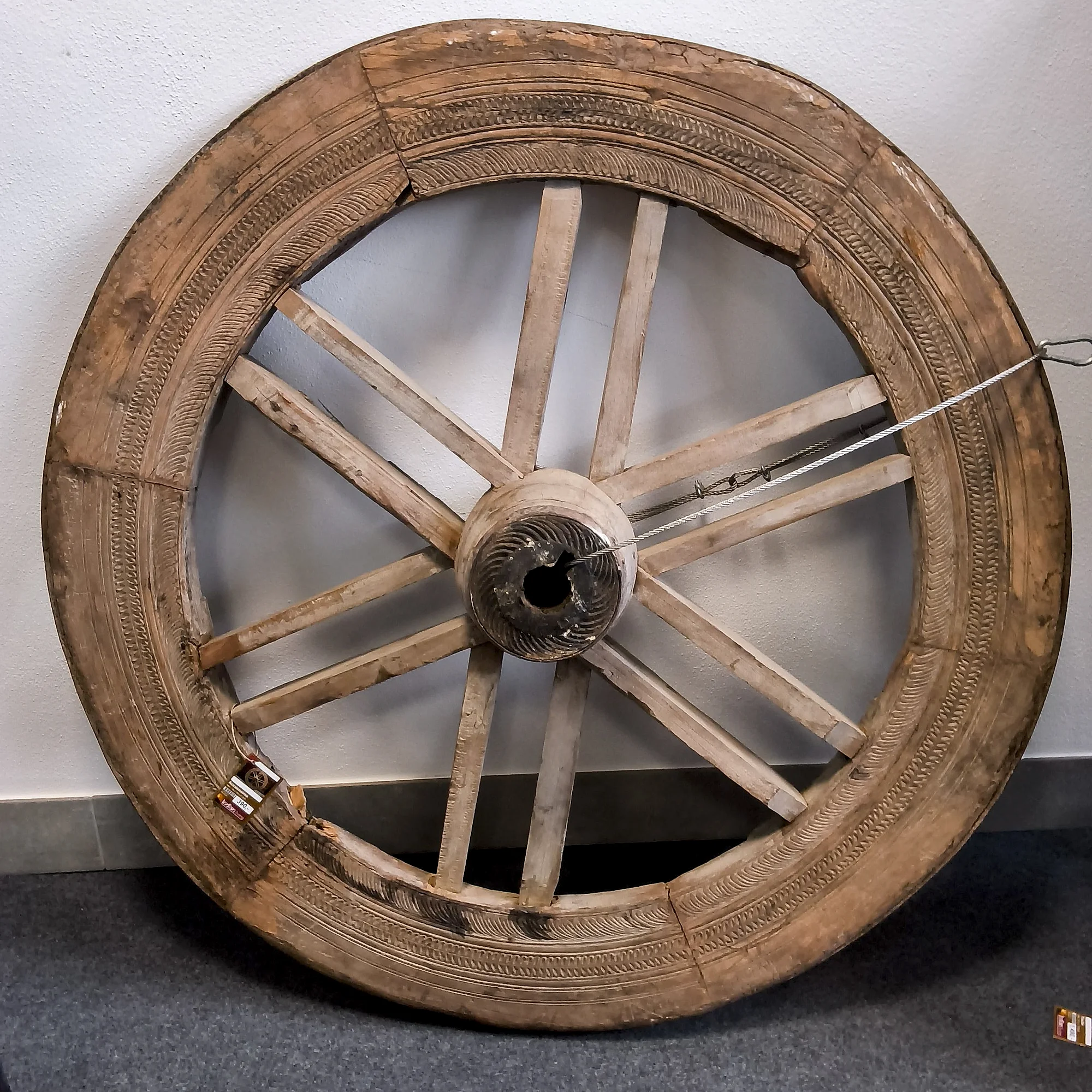 Großes Wagenrad aus Holz