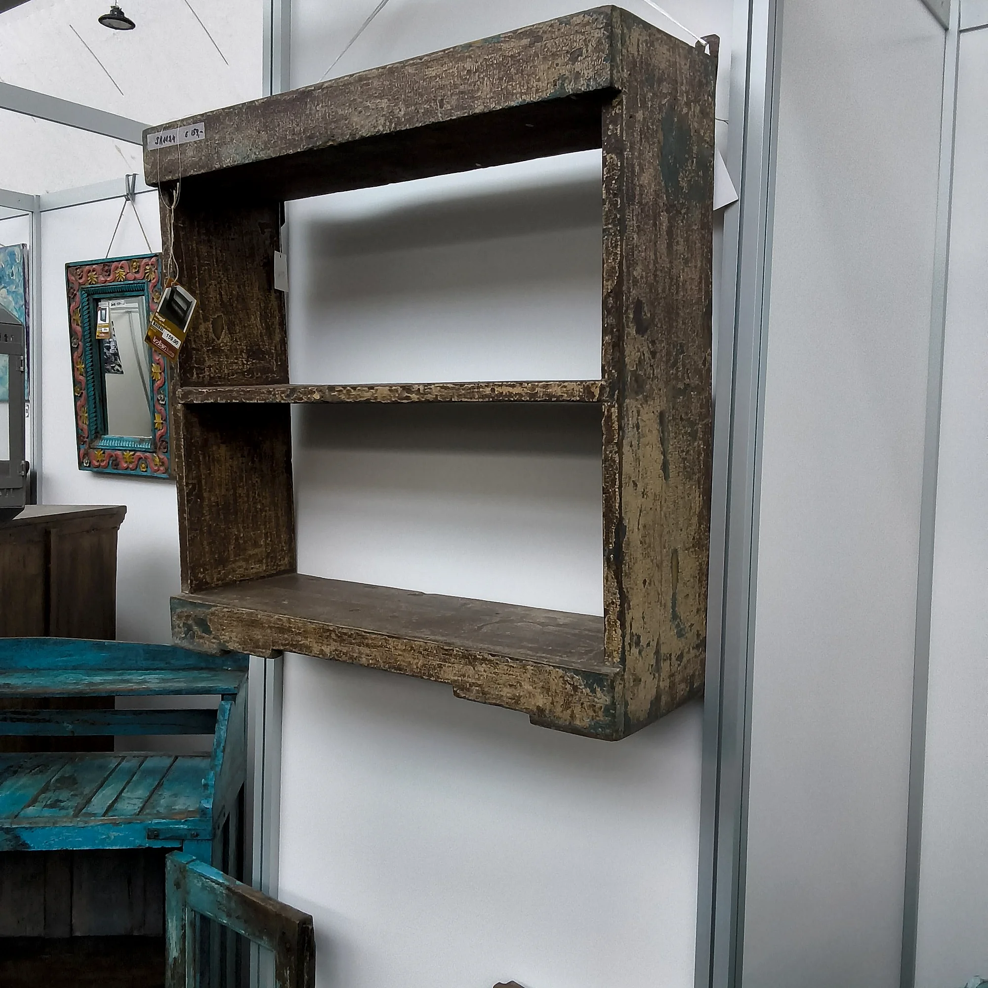 Wandregal aus altem Holz