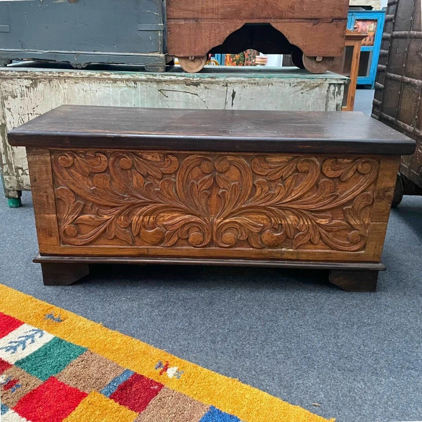 Truhe mit Schnitzerei
