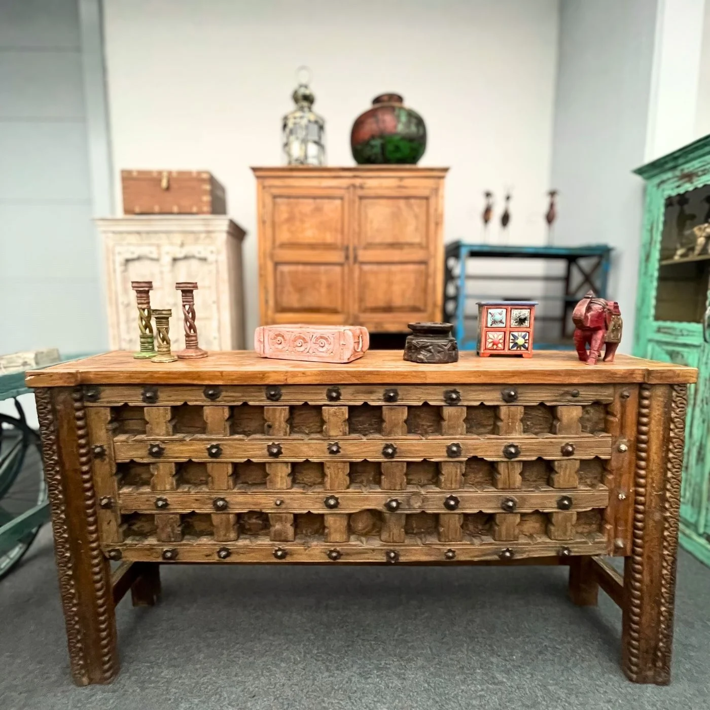 Massiver Konsolentisch aus Holz mit Schnitzfront