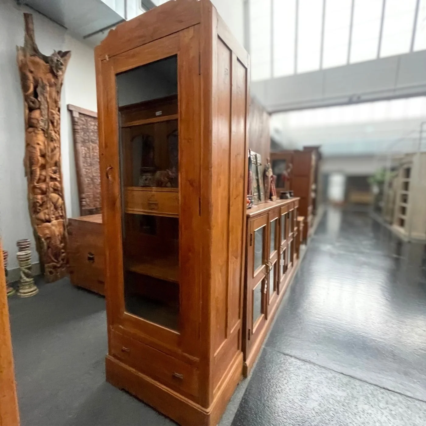 Vitrinenschrank