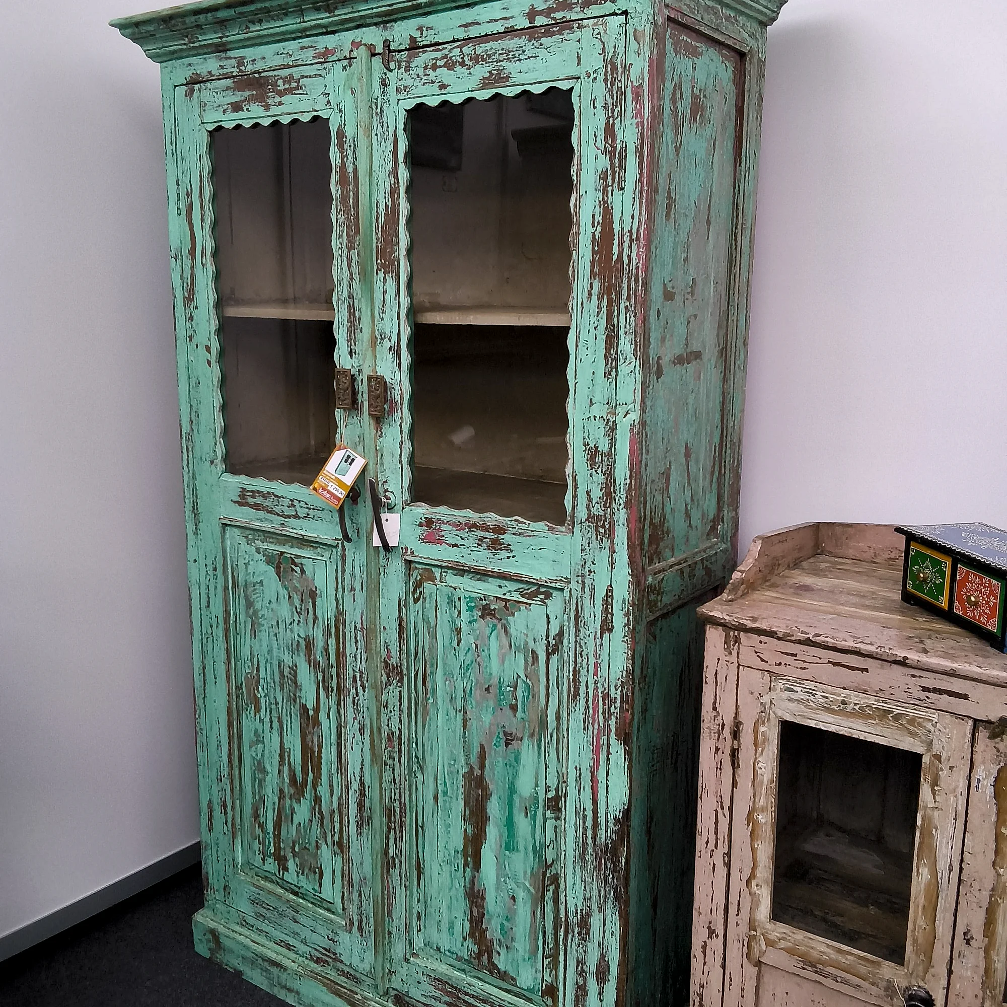 Almirah – Grüner Vitrinenschrank
