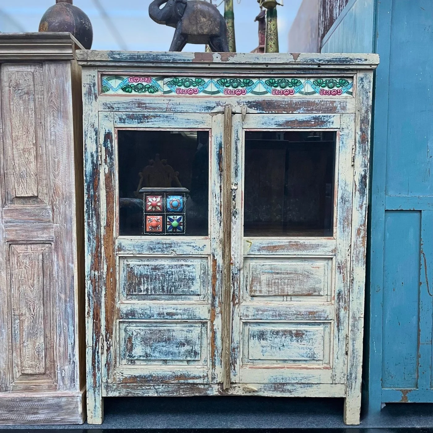 Holzschrank mit Fliesenverzierung