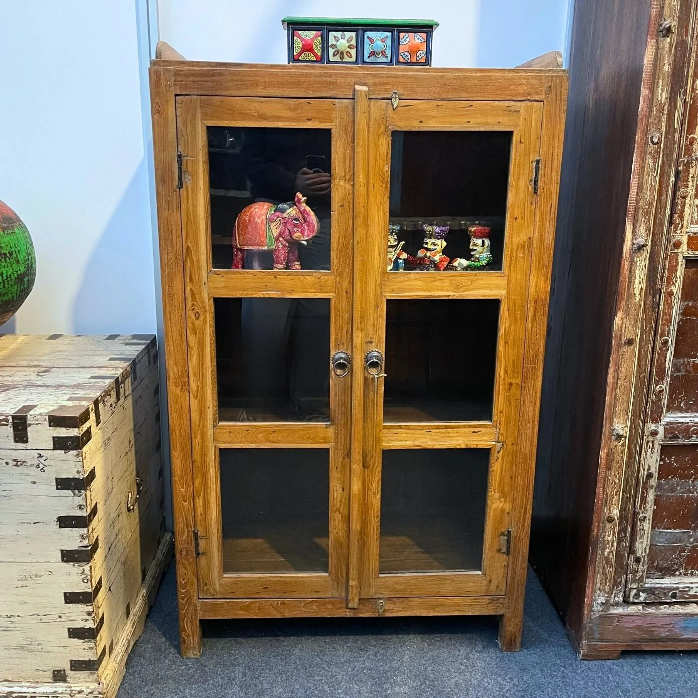 Rustikaler Almirah mit Glasfront