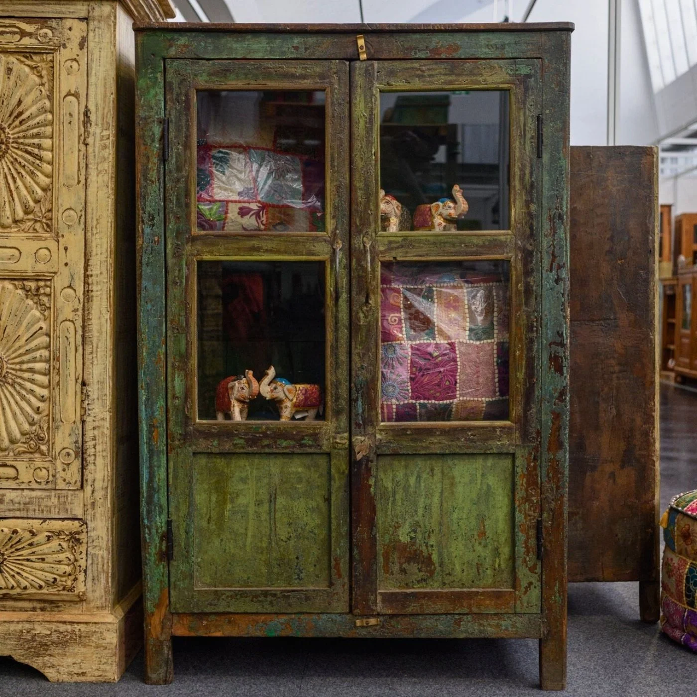 Vitrine grün Holz
