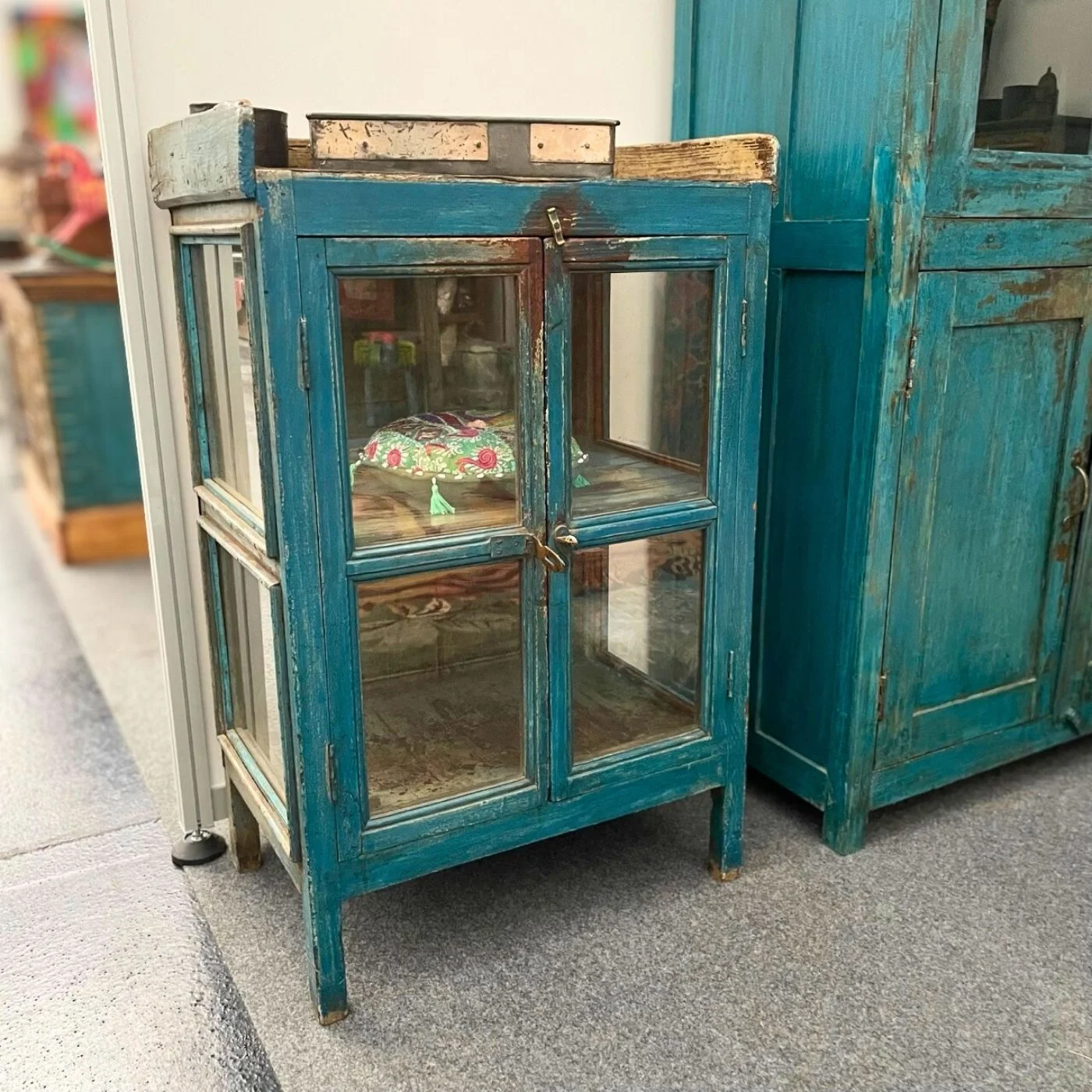 Vitrine blau Holz