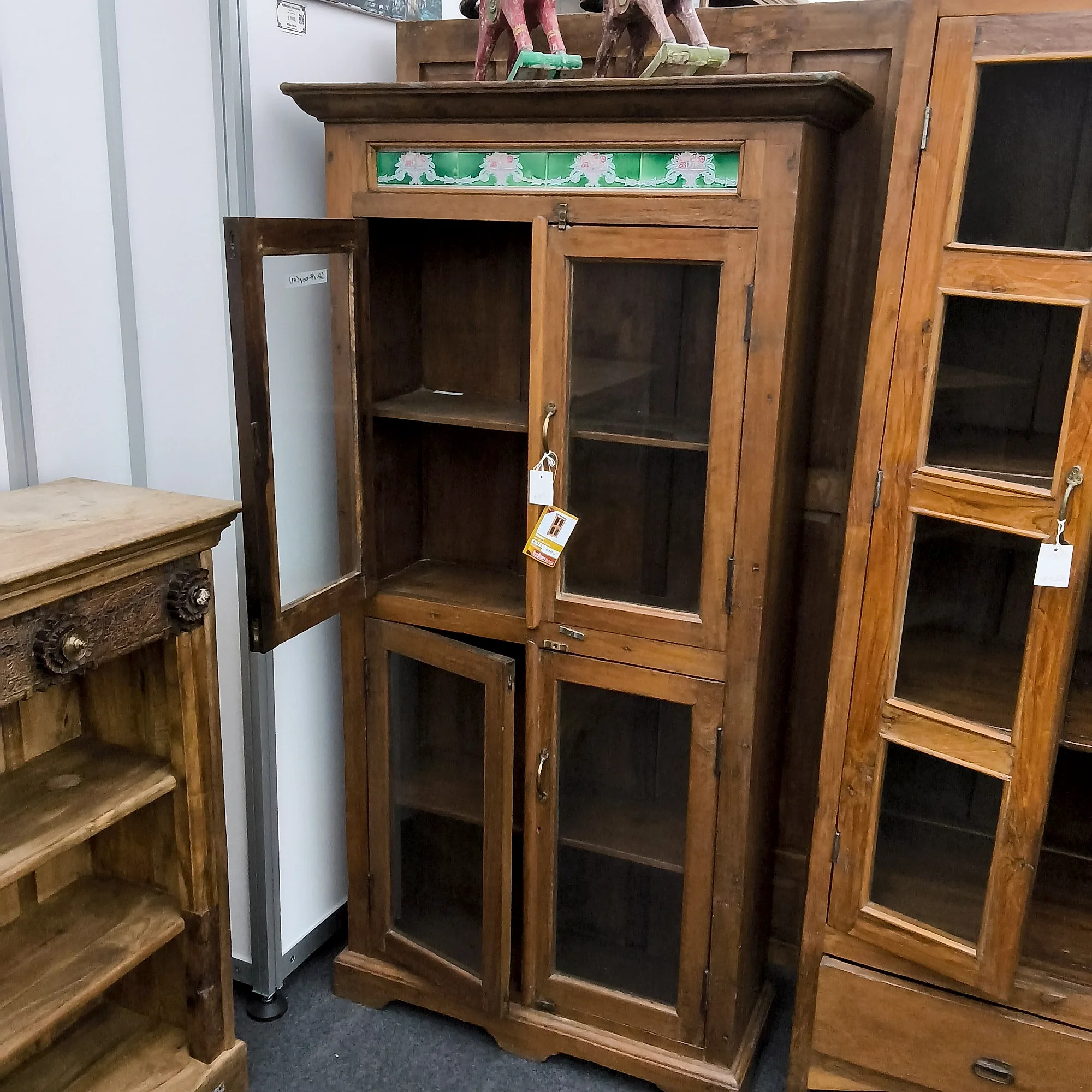 Vitrinennschrank mit Keramik Fliesen