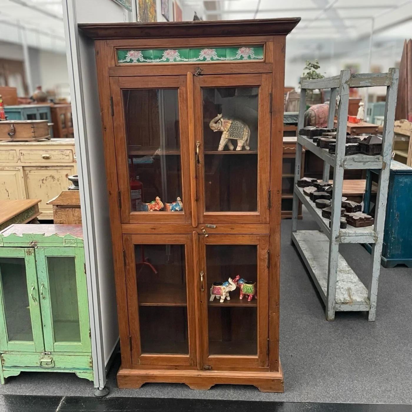 Vitrinennschrank  mit Keramik Fliesen