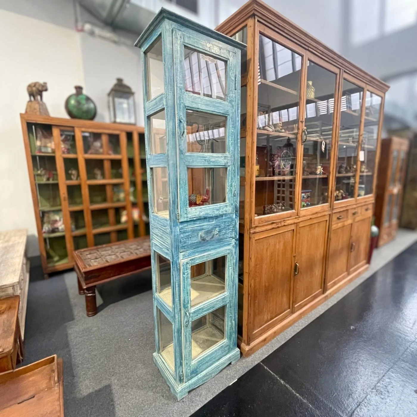 Vitrine in Blau