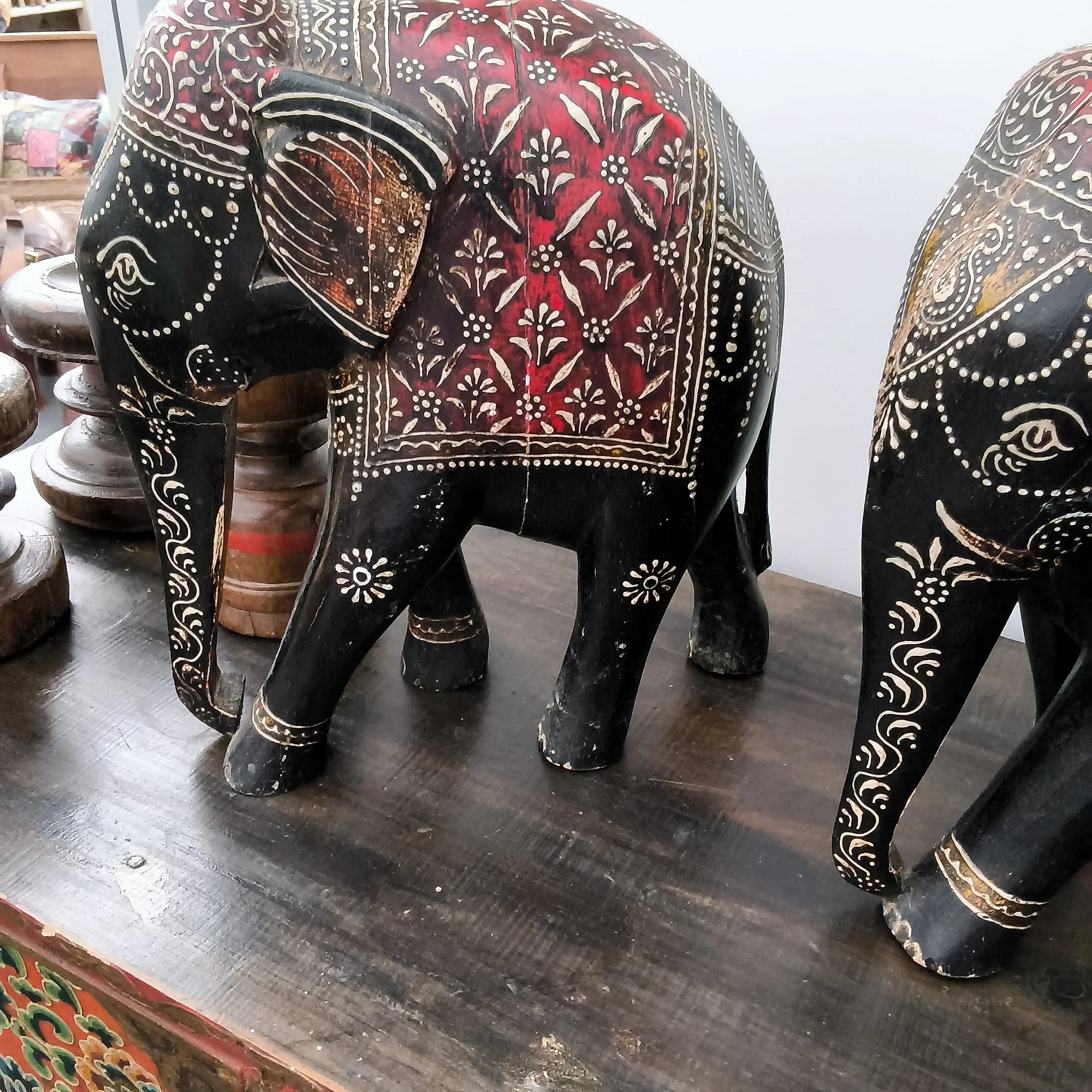 Holzelefant mit feinen Mustern und goldenen Verzierungen