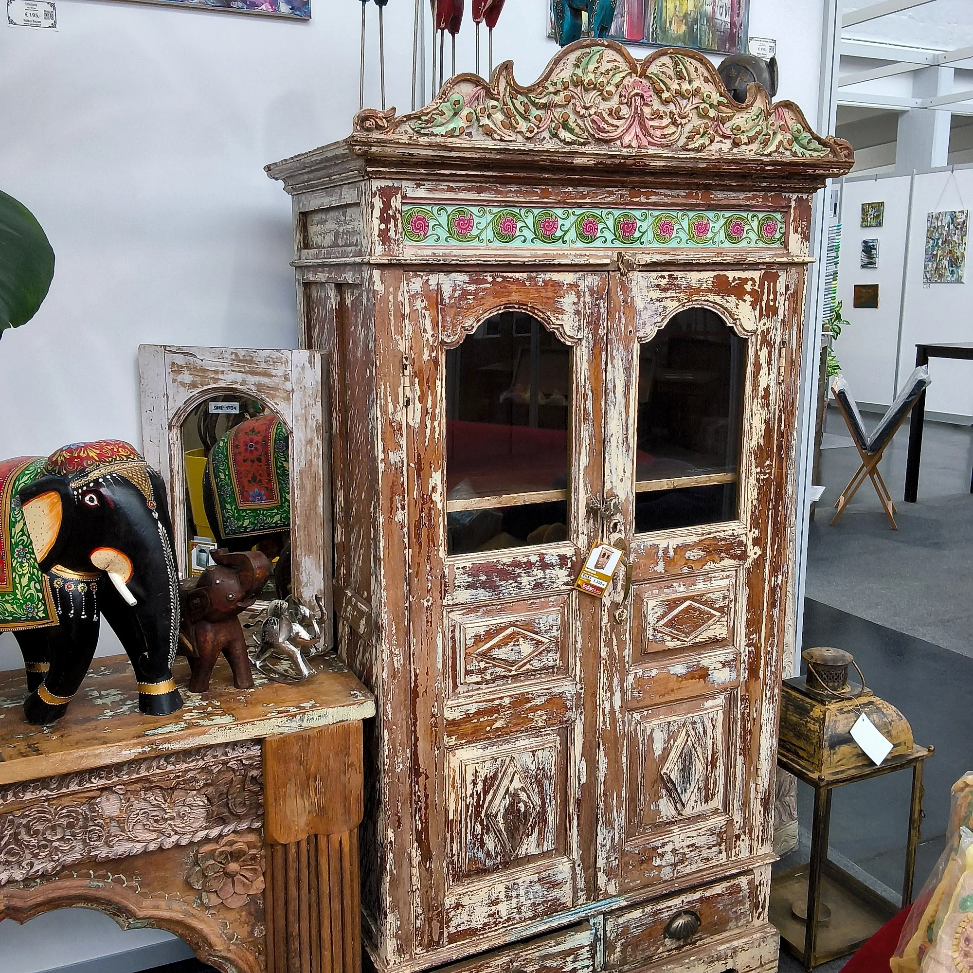 Verzierter Holzschrank mit Glas und Fliesen
