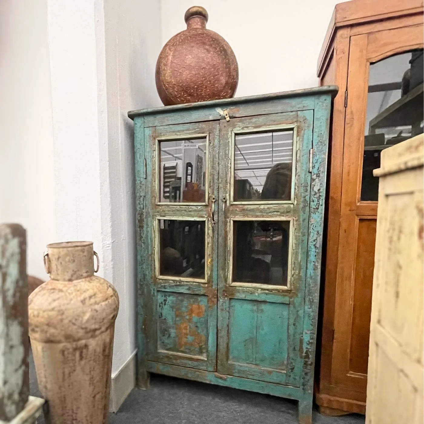 Blaue Vitrine