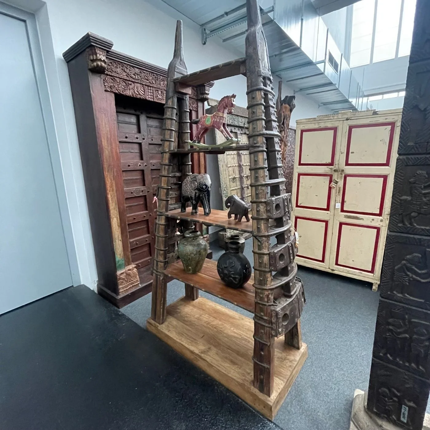 Regal mit Tempelturm-Säulen