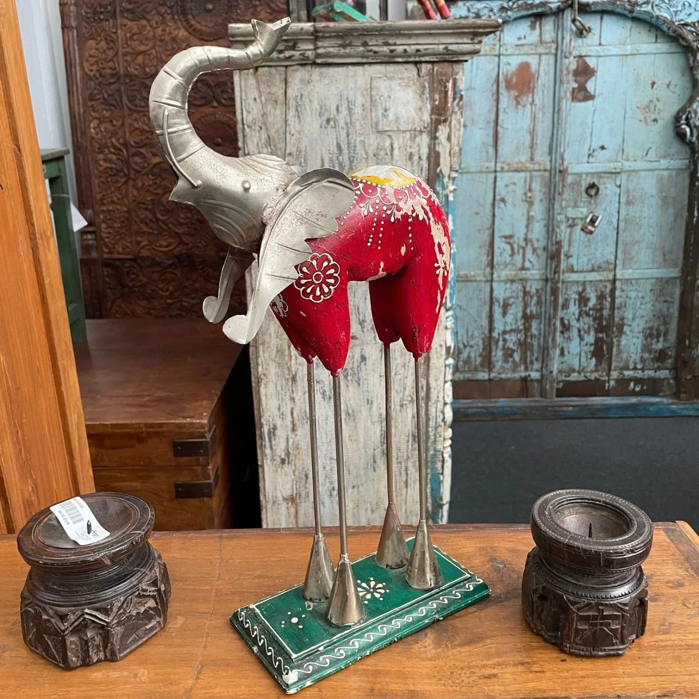 Dekorativer Elefant mit langen Beinen