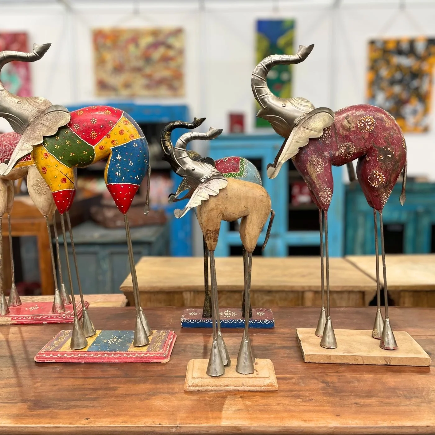 Dekorativer Elefant auf Stelzen