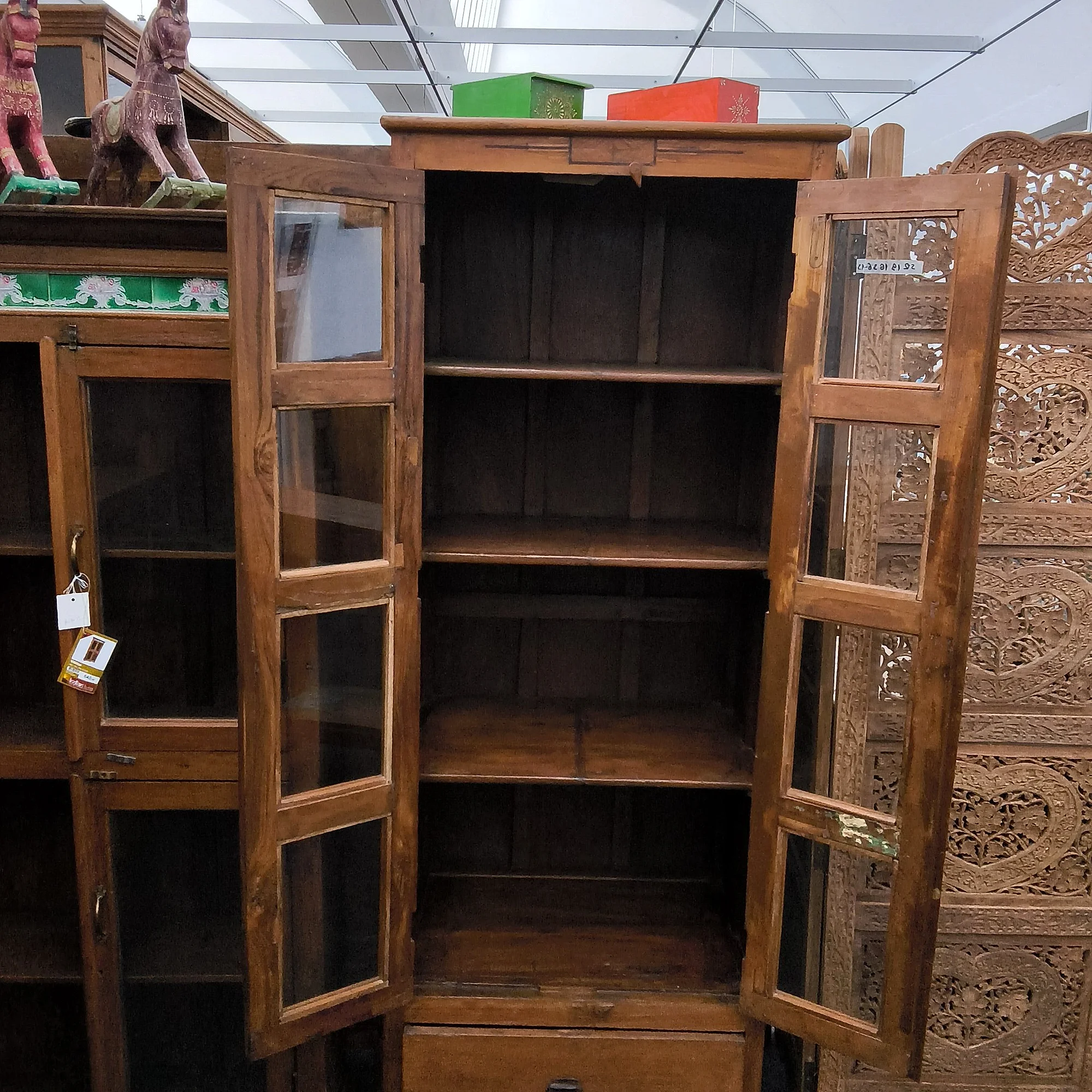 Vitrinenschrank aus Teakholz