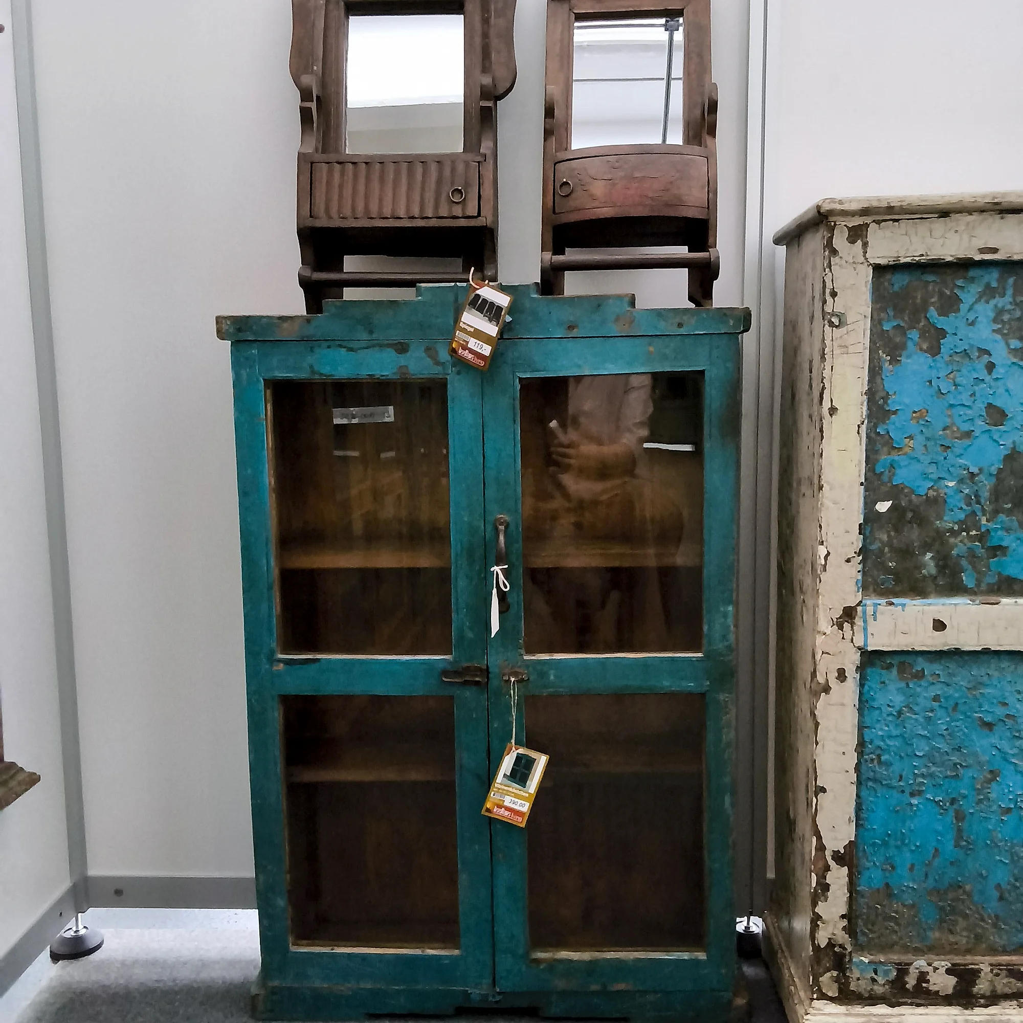Schmaler Vitrinenschrank mit Glastüren
