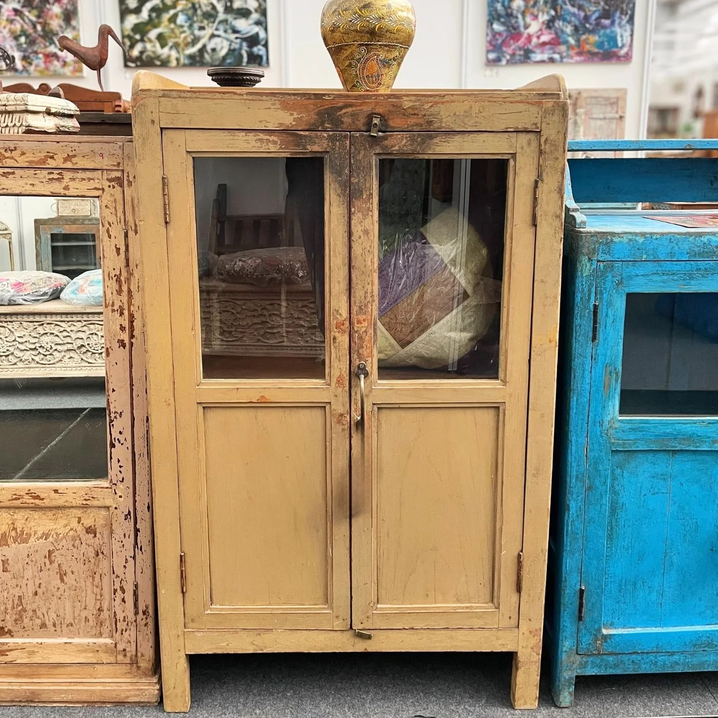 Kabinett aus Massivholz mit Glasfront