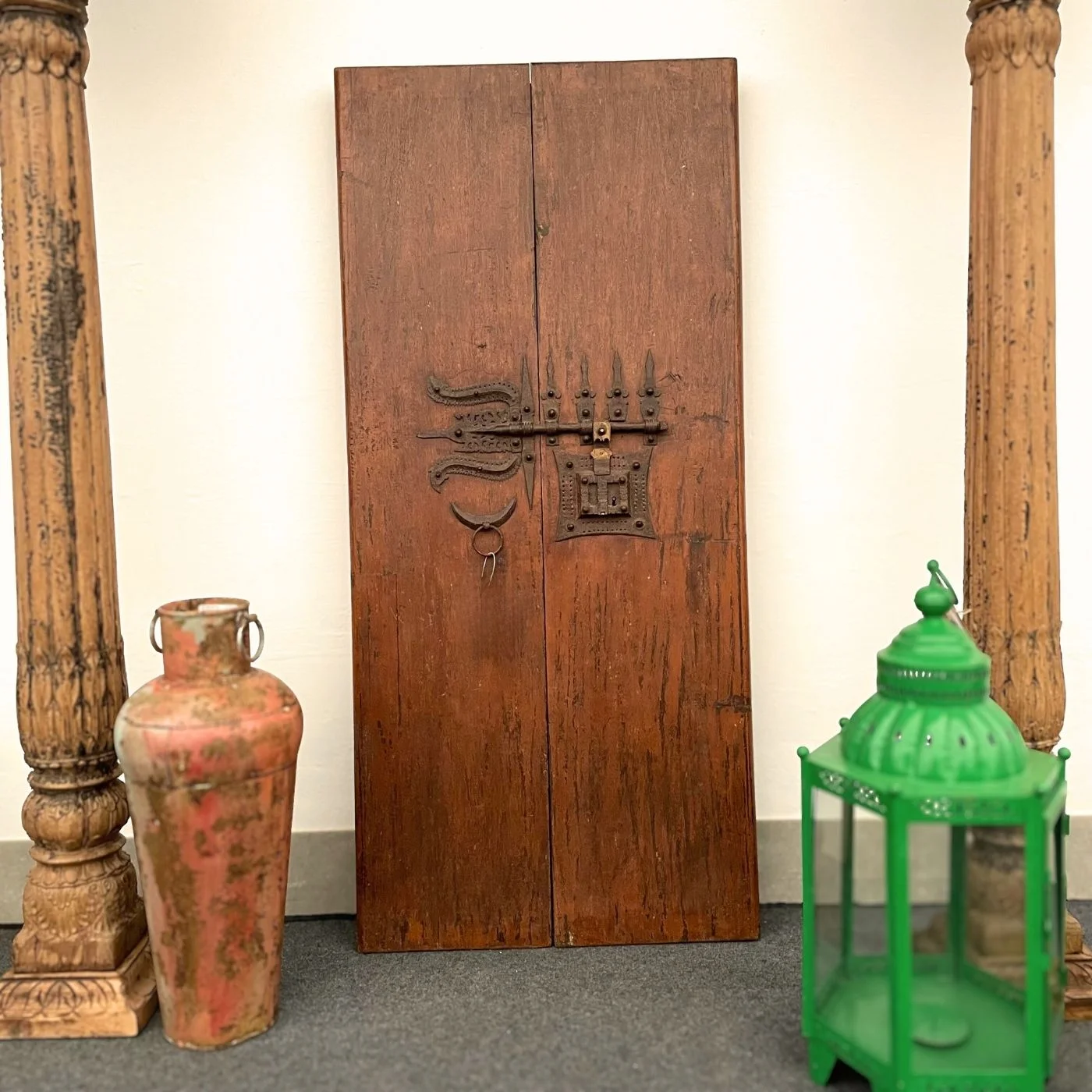 Tor-Element aus massivem Holz mit originalen Eisenbeschlägen